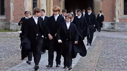 校服承擔(dān)育人功能，但為何中國(guó)校服卻承擔(dān)管理功能？