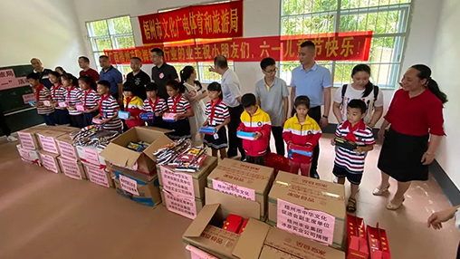 愛心回饋 筑夢教育 | 百裕集團(tuán)以行動助力公益，點(diǎn)亮童真夢想！