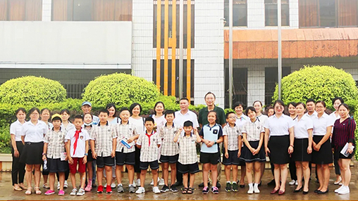 《南國(guó)早報(bào)》小記者團(tuán)走進(jìn)百裕集團(tuán)生產(chǎn)中心，探訪“學(xué)生裝”奧秘