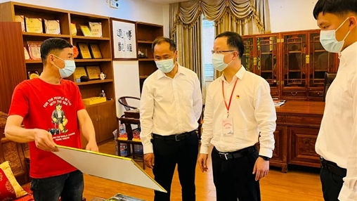 惠安縣委常委、組織部部長(zhǎng)洪亞清蒞臨百裕集團(tuán)研發(fā)中心調(diào)研指導(dǎo)工作